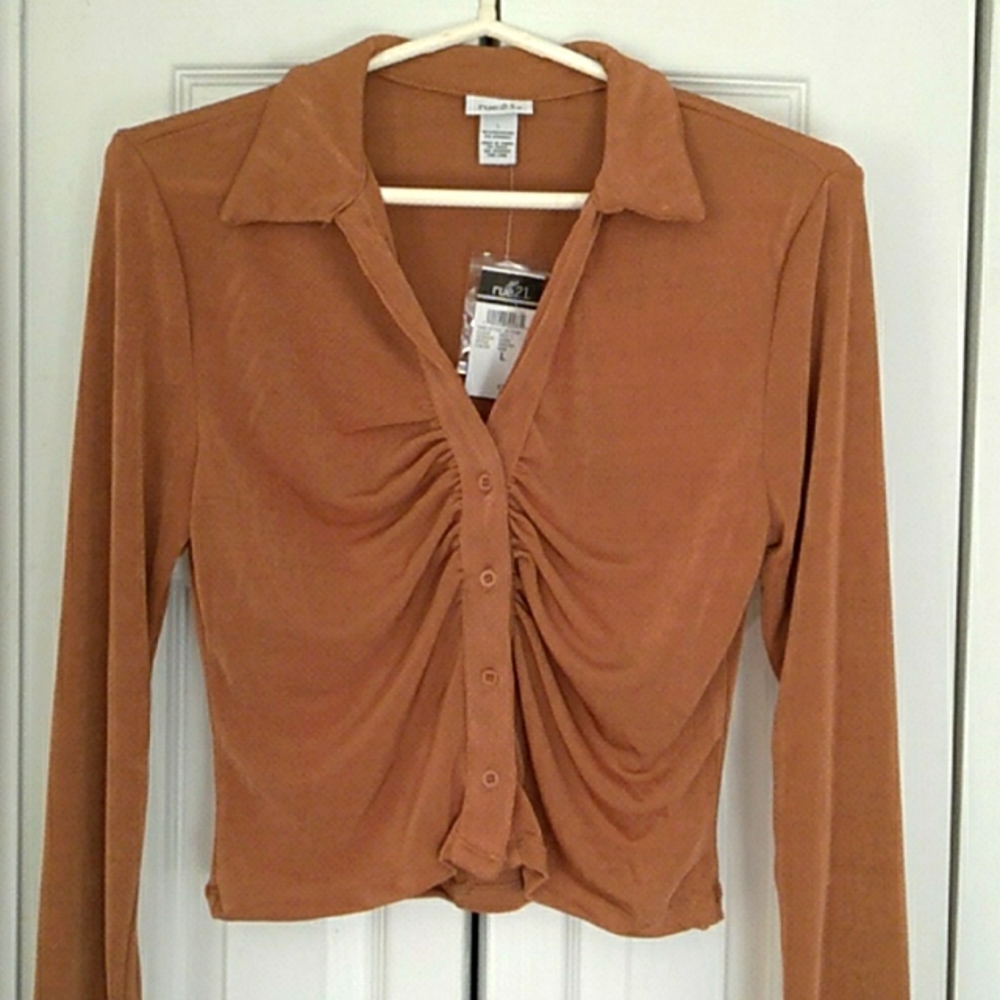 💕🌺 Beautiful Long Sleeved Crop Top NWT